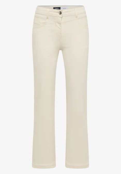 Ein Paar weiße Jeans mit leicht ausgestellten Beinen und hoher Taille.